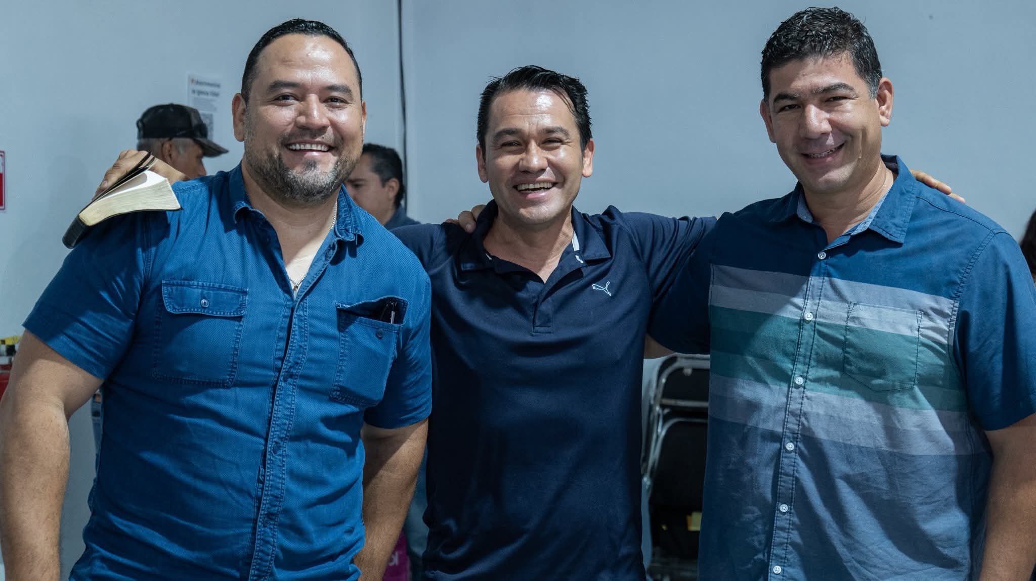 Tres hombres sonriendo